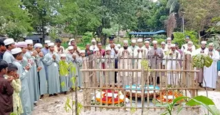 নিহত পাইলট তৌকিরের কবর জিয়ারত করেছে বিমান বাহিনীর প্রতিনিধি দল